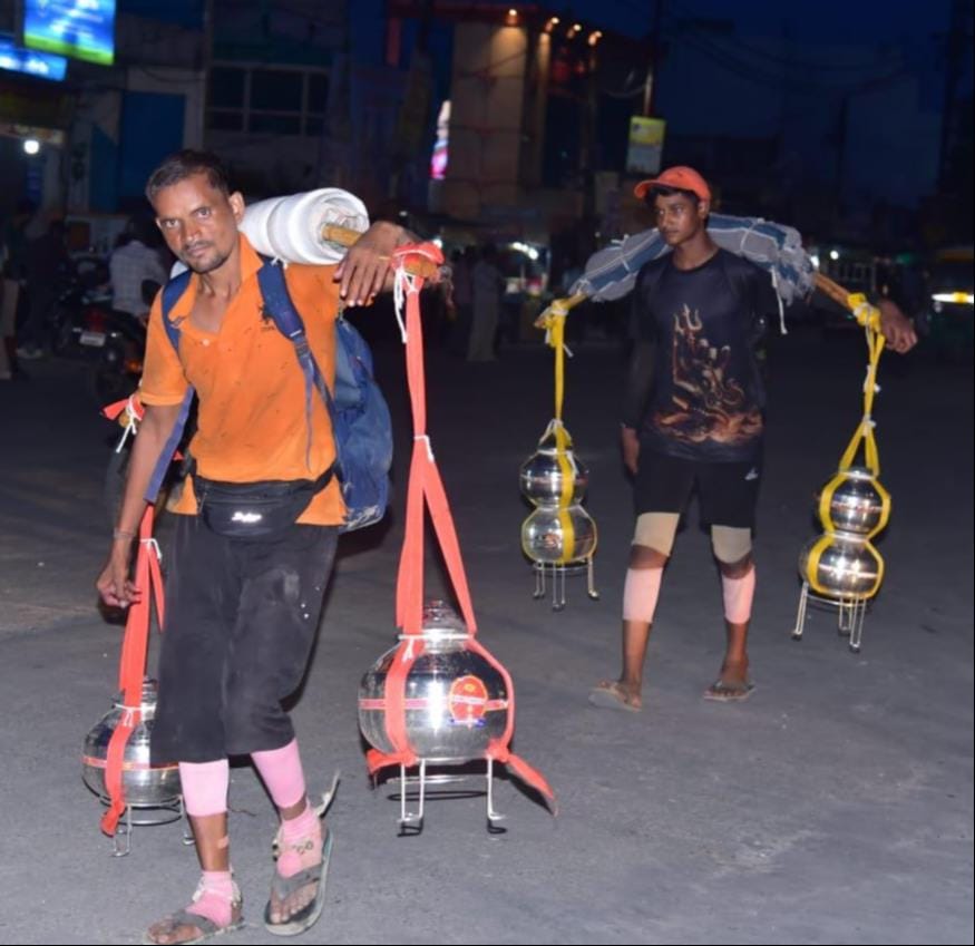 हरिद्वार से कांवड़ लेकर आते शिवभक्त। संवाद हरिद्वार से कांवड़ लेकर आते शिवभक्त। संवाद