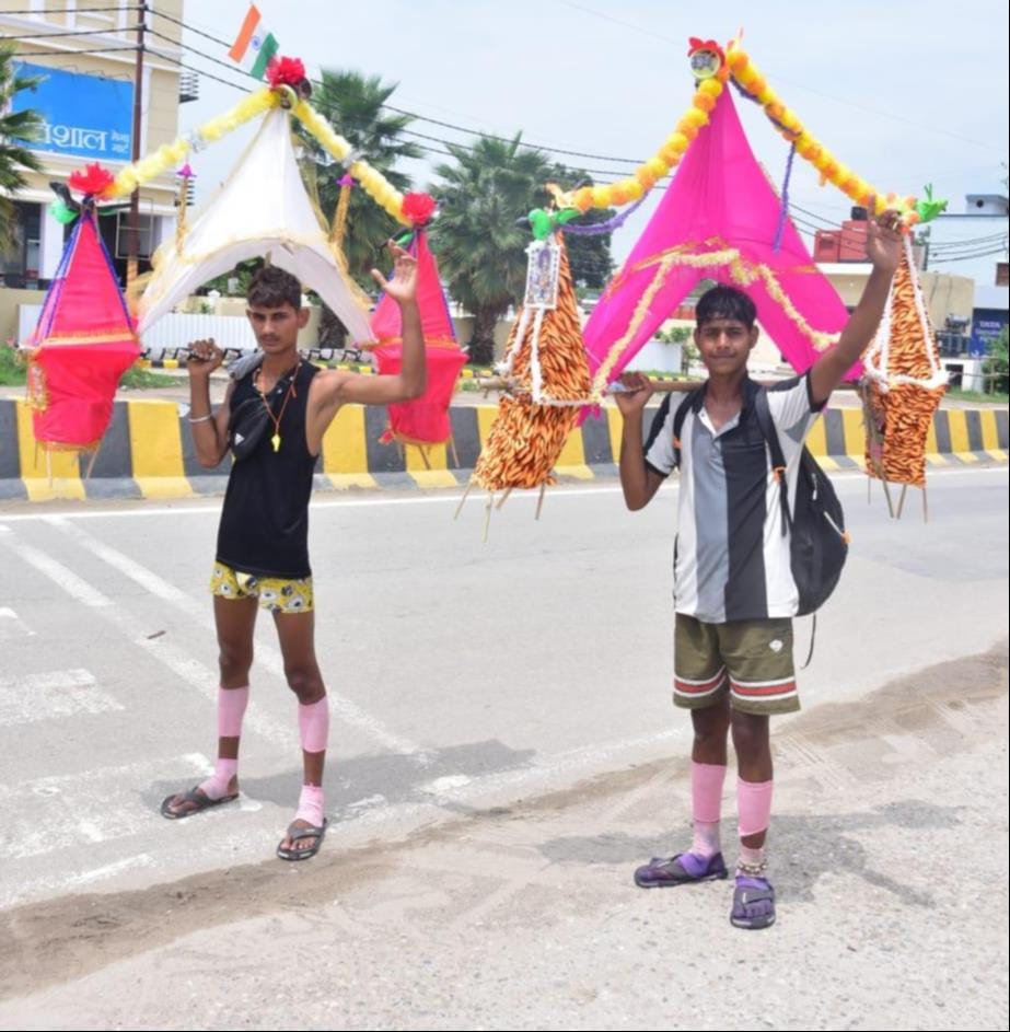 हरिद्वार से कांवड़ लेकर आते शिवभक्त। संवाद हरिद्वार से कांवड़ लेकर आते शिवभक्त। संवाद