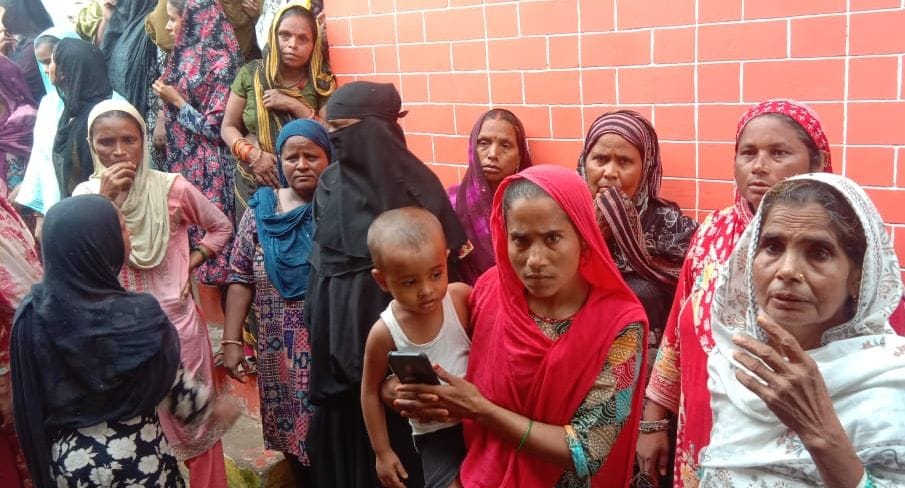 हिंदूनगर में अशोक व राकेश के शव पहुंचने पर बिलखतीं मां व बहन और माैके पर माैजूद ग्रामीण्। संवाद हिंदूनगर में अशोक व राकेश के शव पहुंचने पर बिलखतीं मां व बहन और माैके पर माैजूद ग्रामीण्। संवाद