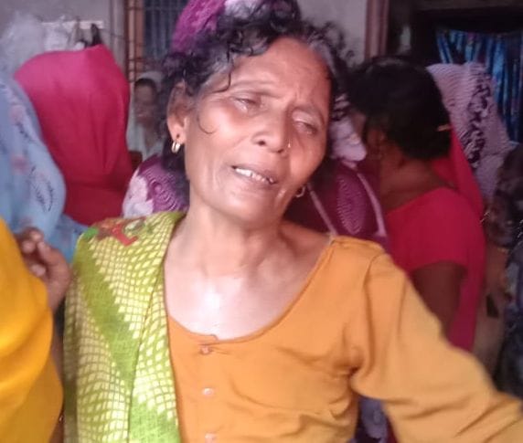 हिंदूनगर में अशोक व राकेश के शव पहुंचने पर बिलखतीं मां व बहन और माैके पर माैजूद ग्रामीण्। संवाद हिंदूनगर में अशोक व राकेश के शव पहुंचने पर बिलखतीं मां व बहन और माैके पर माैजूद ग्रामीण्। संवाद