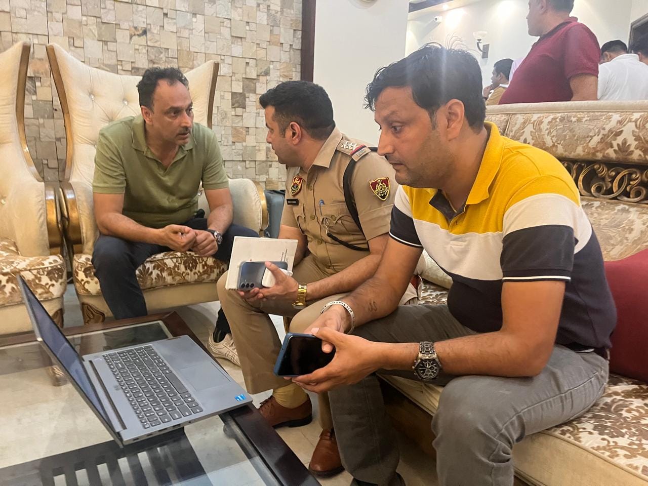 जानकारी देते रोशन लाल। संवाद