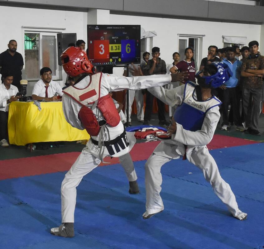 केडी सिंह स्टेडियम में आयोजित राज्य ताइक्वांडो चैंपियनशिप में हिस्सा लेतेे खिलाड़ी।