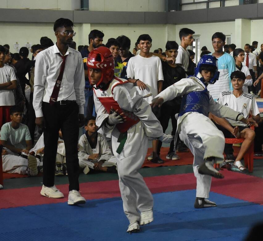 केडी सिंह स्टेडियम में आयोजित राज्य ताइक्वांडो चैंपियनशिप में हिस्सा लेतेे खिलाड़ी।