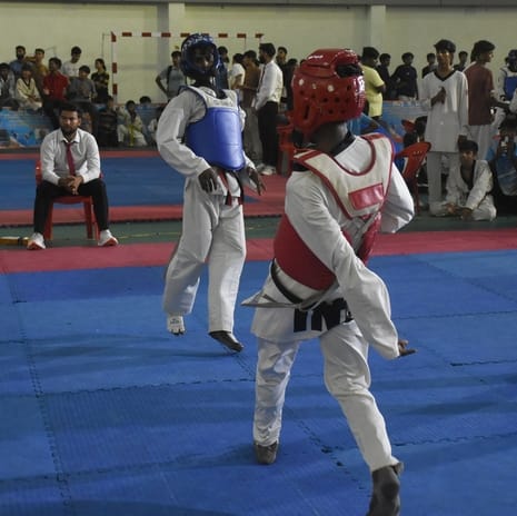 केडी सिंह स्टेडियम में आयोजित राज्य ताइक्वांडो चैंपियनशिप में हिस्सा लेतेे खिलाड़ी।