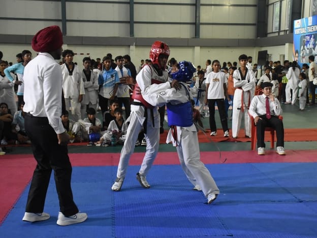 केडी सिंह स्टेडियम में आयोजित राज्य ताइक्वांडो चैंपियनशिप में हिस्सा लेतेे खिलाड़ी।