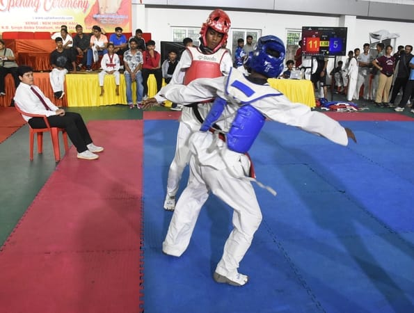 केडी सिंह स्टेडियम में आयोजित राज्य ताइक्वांडो चैंपियनशिप में हिस्सा लेतेे खिलाड़ी।