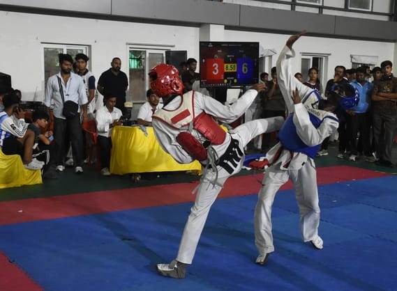केडी सिंह स्टेडियम में आयोजित राज्य ताइक्वांडो चैंपियनशिप में हिस्सा लेतेे खिलाड़ी।