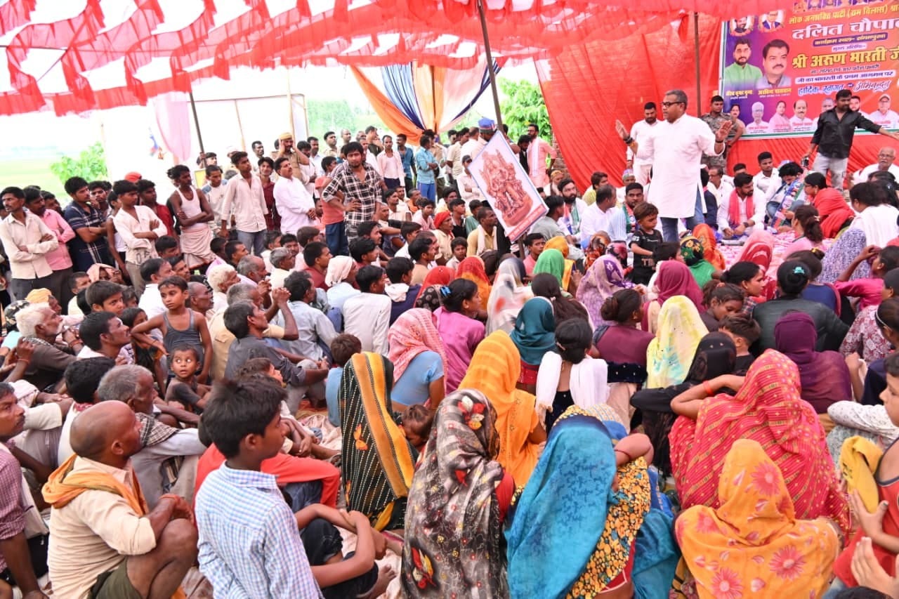 लोजपा की ओर से संगमपुरवा में आयोजित दलित चौपाल में भोजन परोसते पदाधिकारी। लोजपा की ओर से संगमपुरवा में आयोजित दलित चौपाल में भोजन परोसते पदाधिकारी।