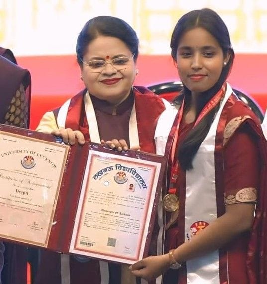 लखनऊ विश्वविद्यालय के दीक्षांत में राज्यपाल के हाथों सम्मानित होती कमला नेहरू पीजी कॉलेज की छात लखनऊ विश्वविद्यालय के दीक्षांत में राज्यपाल के हाथों सम्मानित होती कमला नेहरू पीजी कॉलेज की छात
