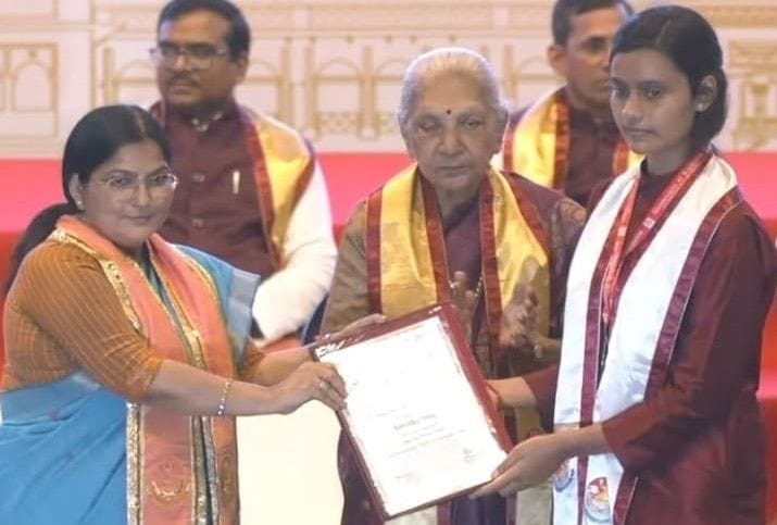 लखनऊ विश्वविद्यालय के दीक्षांत में राज्यपाल के हाथों सम्मानित होती कमला नेहरू पीजी कॉलेज की छात लखनऊ विश्वविद्यालय के दीक्षांत में राज्यपाल के हाथों सम्मानित होती कमला नेहरू पीजी कॉलेज की छात
