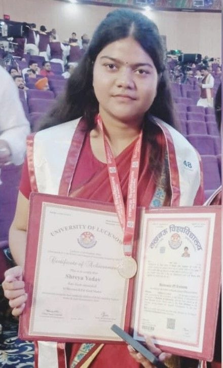 लखनऊ विश्वविद्यालय के दीक्षांत में राज्यपाल के हाथों सम्मानित होती कमला नेहरू पीजी कॉलेज की छात लखनऊ विश्वविद्यालय के दीक्षांत में राज्यपाल के हाथों सम्मानित होती कमला नेहरू पीजी कॉलेज की छात