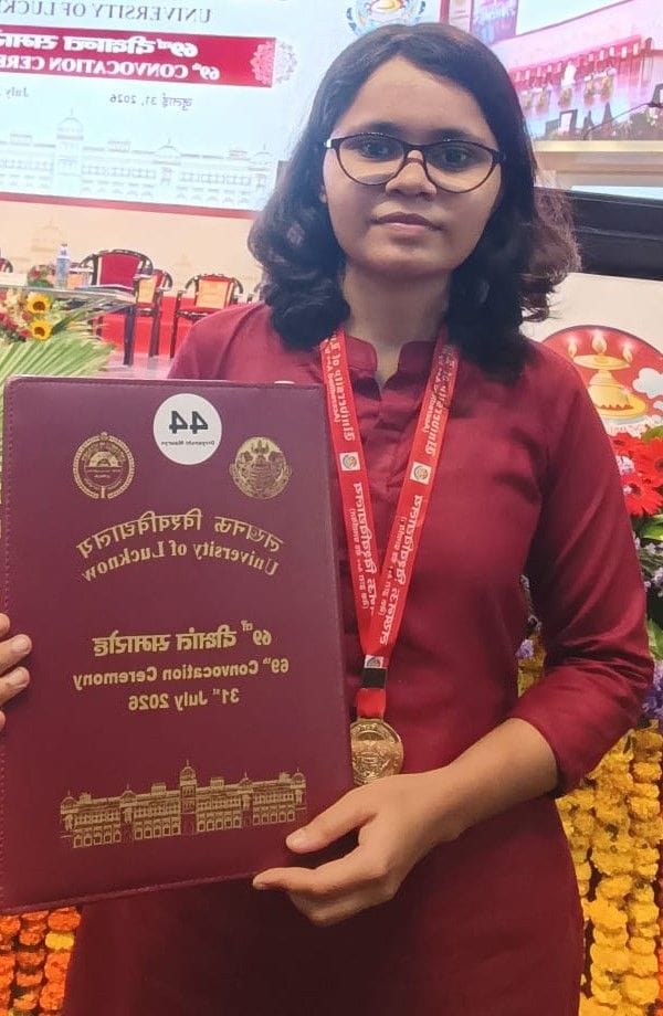 लखनऊ विश्वविद्यालय के दीक्षांत में राज्यपाल के हाथों सम्मानित होती कमला नेहरू पीजी कॉलेज की छात लखनऊ विश्वविद्यालय के दीक्षांत में राज्यपाल के हाथों सम्मानित होती कमला नेहरू पीजी कॉलेज की छात