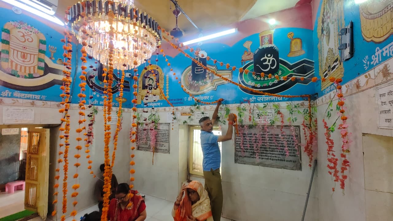 मुख्य सड़क पर खड़ा खंभा राहगीरों को हो रही परेशानी।संवाद