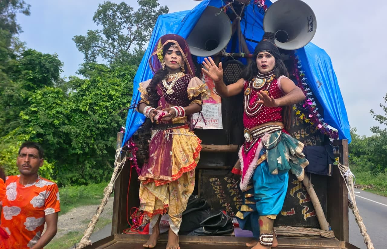 मुख्य सड़क पर खड़ा खंभा राहगीरों को हो रही परेशानी।संवाद