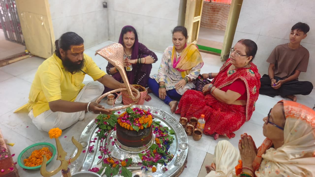 मुख्य सड़क पर खड़ा खंभा राहगीरों को हो रही परेशानी।संवाद
