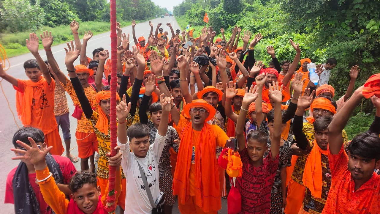 मुख्य सड़क पर खड़ा खंभा राहगीरों को हो रही परेशानी।संवाद