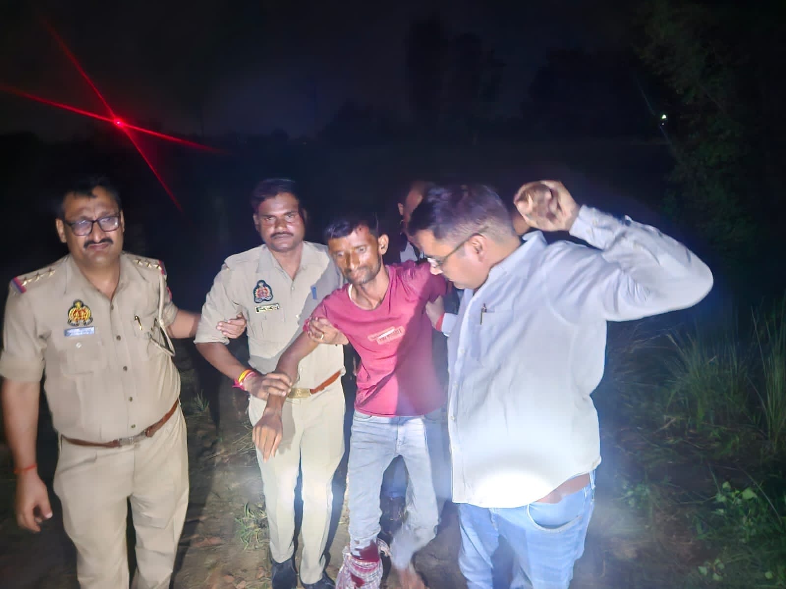 मुठभेड़ में घायल आरोपी को ले जाते पुलिसकर्मी व माैके पर पड़ी बाइक। स्रोत: पुलिस मीडिया सेल मुठभेड़ में घायल आरोपी को ले जाते पुलिसकर्मी व माैके पर पड़ी बाइक। स्रोत: पुलिस मीडिया सेल