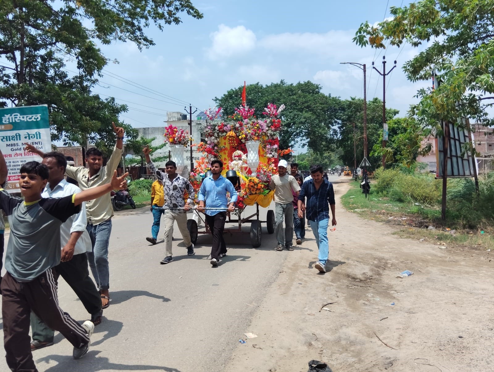 नजीबाबाद- मासूम बेटे के साथ कलश कांवड़ ले जाते कासगंज के भोले। संवाद नजीबाबाद- मासूम बेटे के साथ कलश कांवड़ ले जाते कासगंज के भोले। संवाद