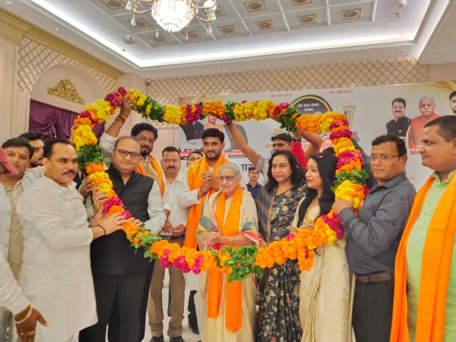 नीशू वेलफेयर फाउंडेशन और मां गायत्री जन सेवा संस्थान की ओर से शनिवार को गोमतीनगर के होटल में जन नीशू वेलफेयर फाउंडेशन और मां गायत्री जन सेवा संस्थान की ओर से शनिवार को गोमतीनगर के होटल में जन