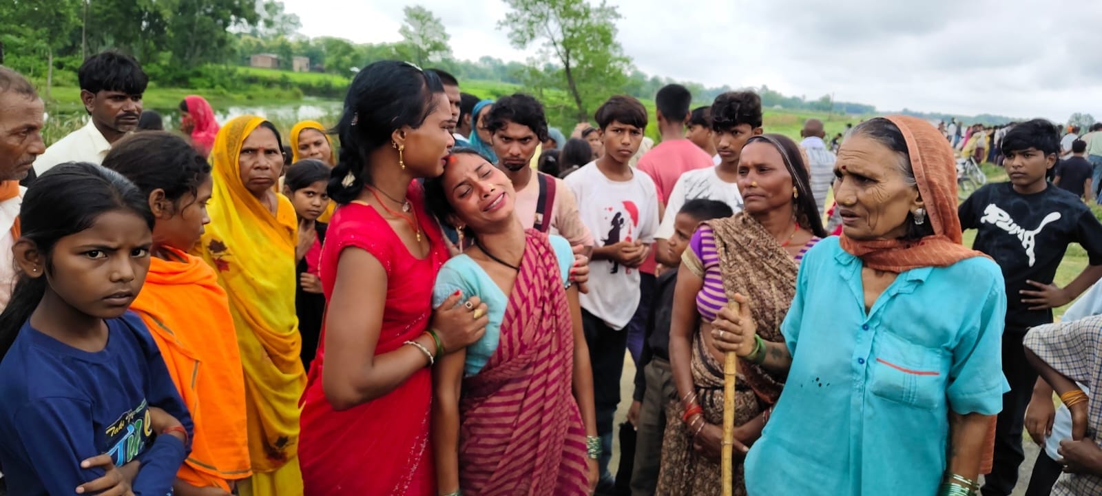 पचपेड़वा के लक्ष्मी नगर के पास सरयू नहर घटना स्थल पर रोते-बिलखते परिजन।