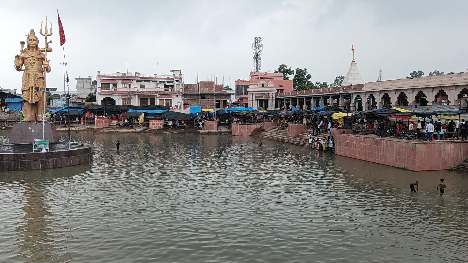 प्रसाद की दुकान पर खरीदारी करते श्रद्धालु। संवाद प्रसाद की दुकान पर खरीदारी करते श्रद्धालु। संवाद