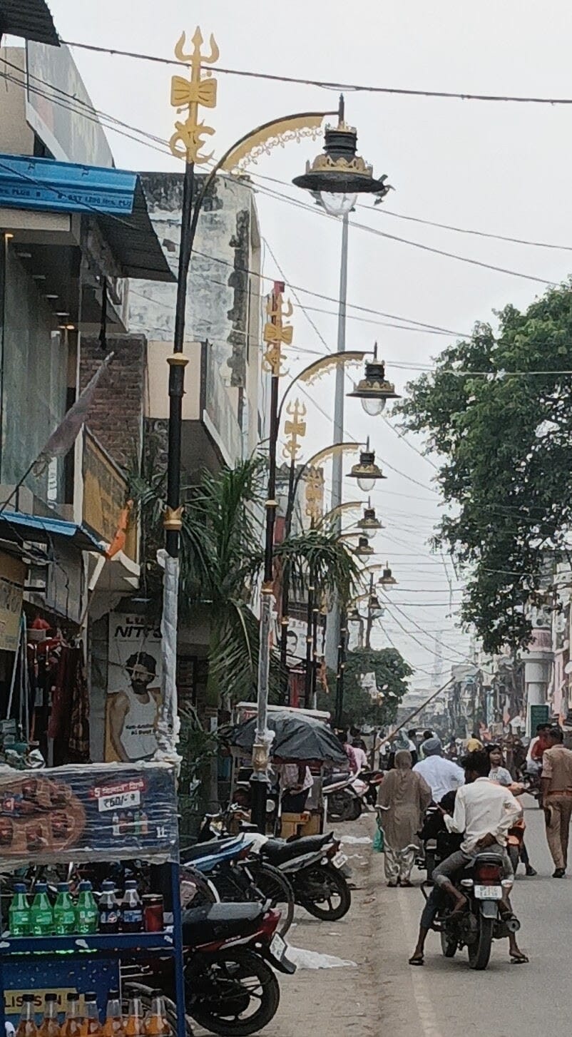 प्रसाद की दुकान पर खरीदारी करते श्रद्धालु। संवाद प्रसाद की दुकान पर खरीदारी करते श्रद्धालु। संवाद
