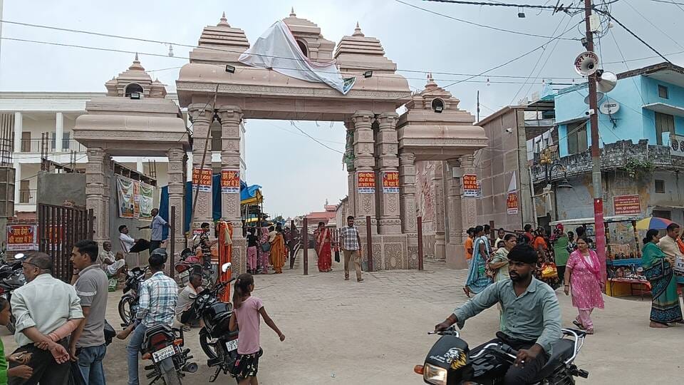 प्रसाद की दुकान पर खरीदारी करते श्रद्धालु। संवाद प्रसाद की दुकान पर खरीदारी करते श्रद्धालु। संवाद