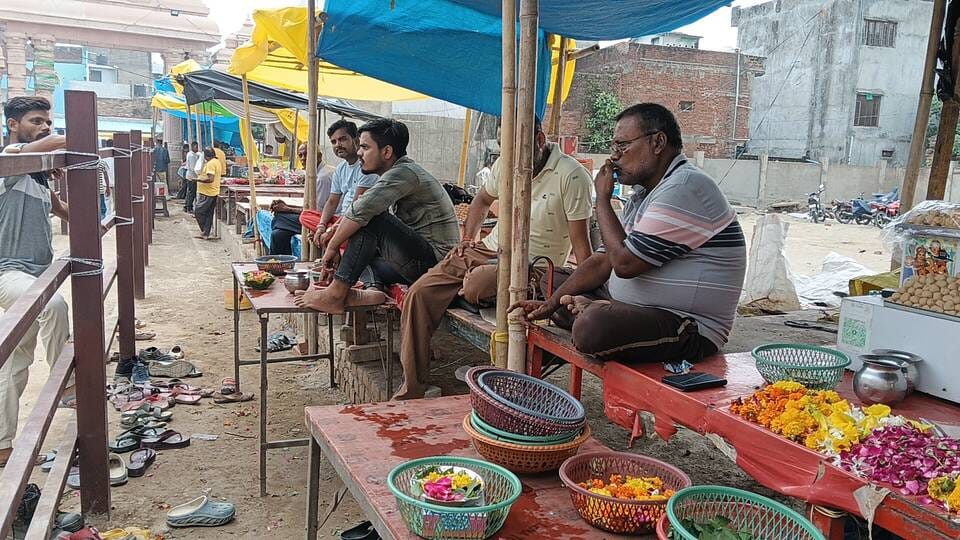 प्रसाद की दुकान पर खरीदारी करते श्रद्धालु। संवाद प्रसाद की दुकान पर खरीदारी करते श्रद्धालु। संवाद