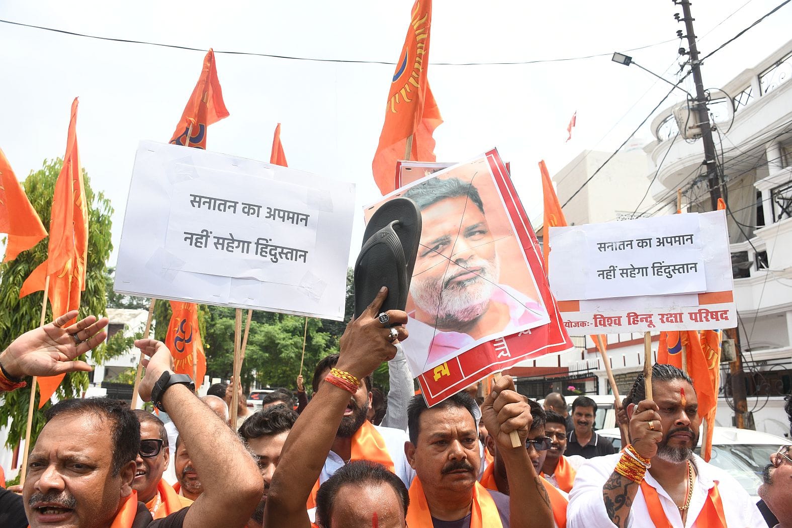 प्रदर्शन करते विश्व हिंदू रक्षा परिषद के सदस्य। प्रदर्शन करते विश्व हिंदू रक्षा परिषद के सदस्य।