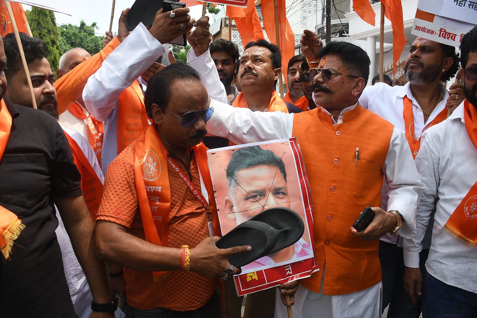 प्रदर्शन करते विश्व हिंदू रक्षा परिषद के सदस्य। प्रदर्शन करते विश्व हिंदू रक्षा परिषद के सदस्य।
