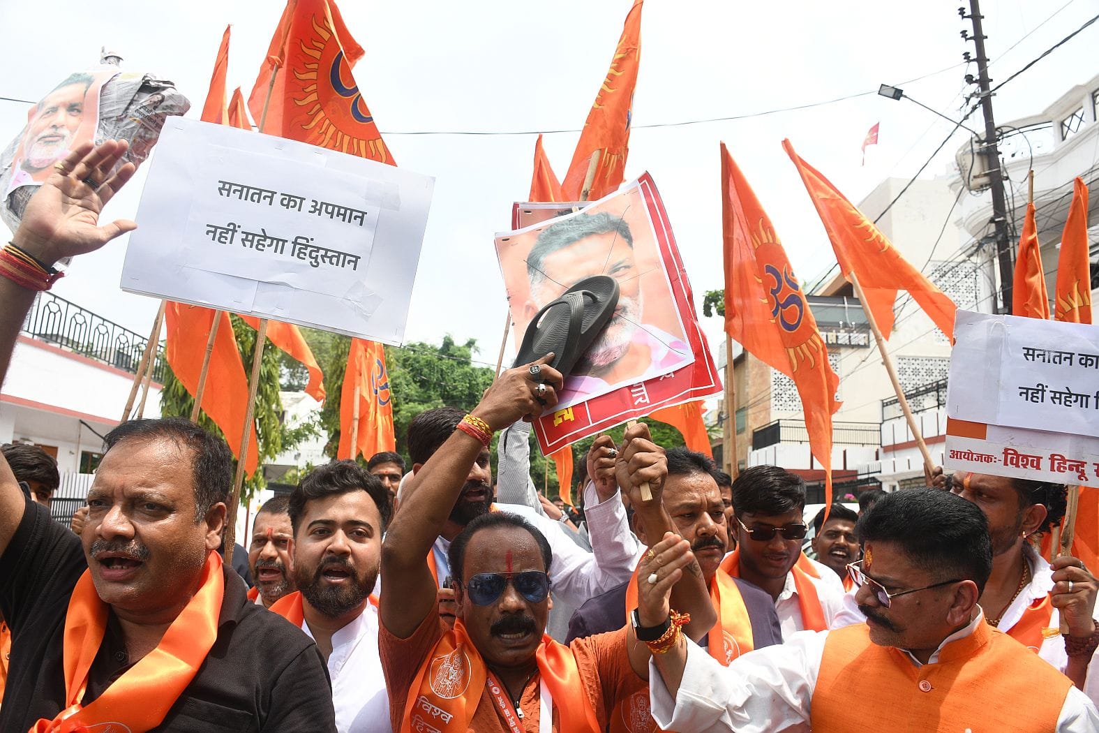 प्रदर्शन करते विश्व हिंदू रक्षा परिषद के सदस्य। प्रदर्शन करते विश्व हिंदू रक्षा परिषद के सदस्य।