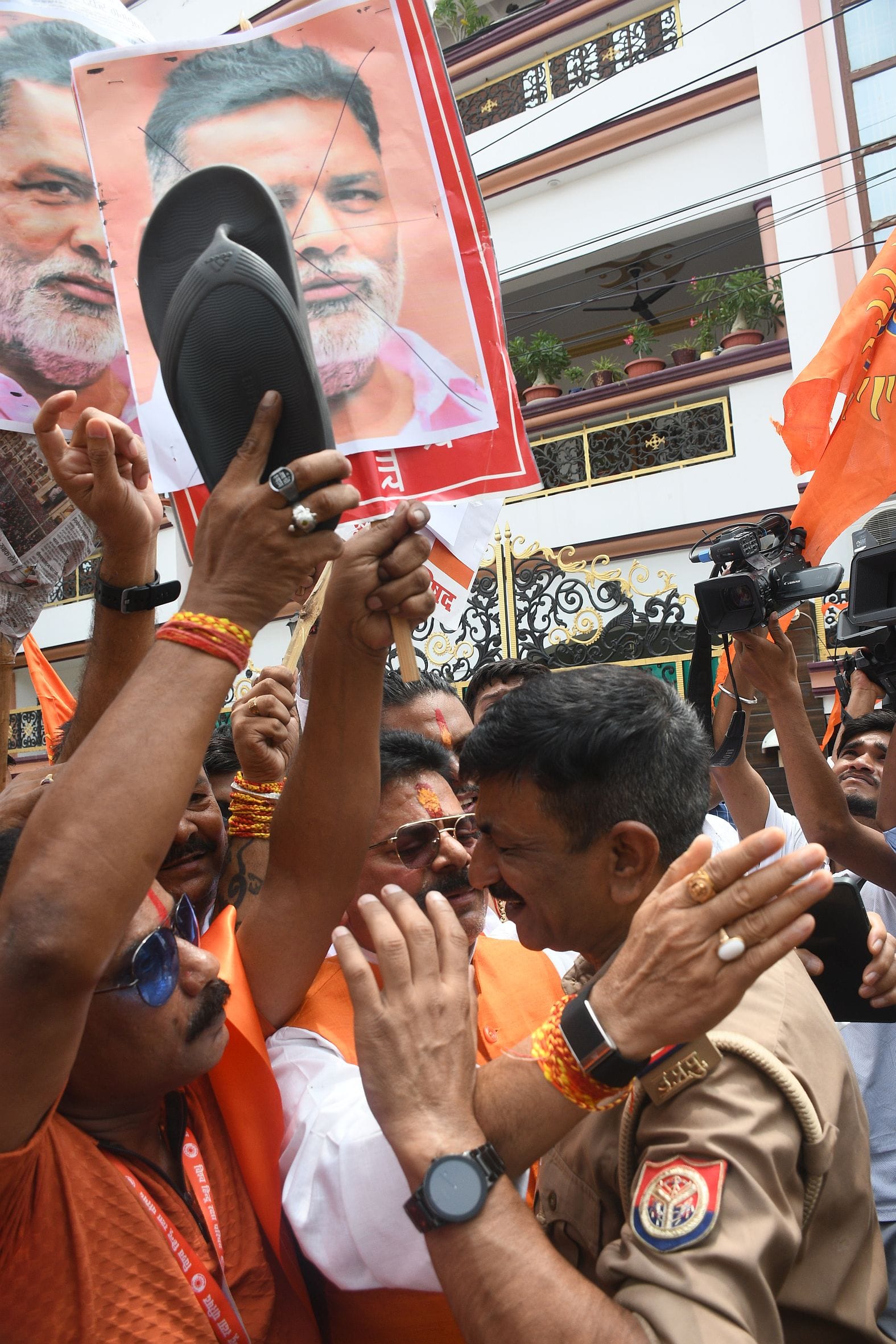प्रदर्शन करते विश्व हिंदू रक्षा परिषद के सदस्य। प्रदर्शन करते विश्व हिंदू रक्षा परिषद के सदस्य।