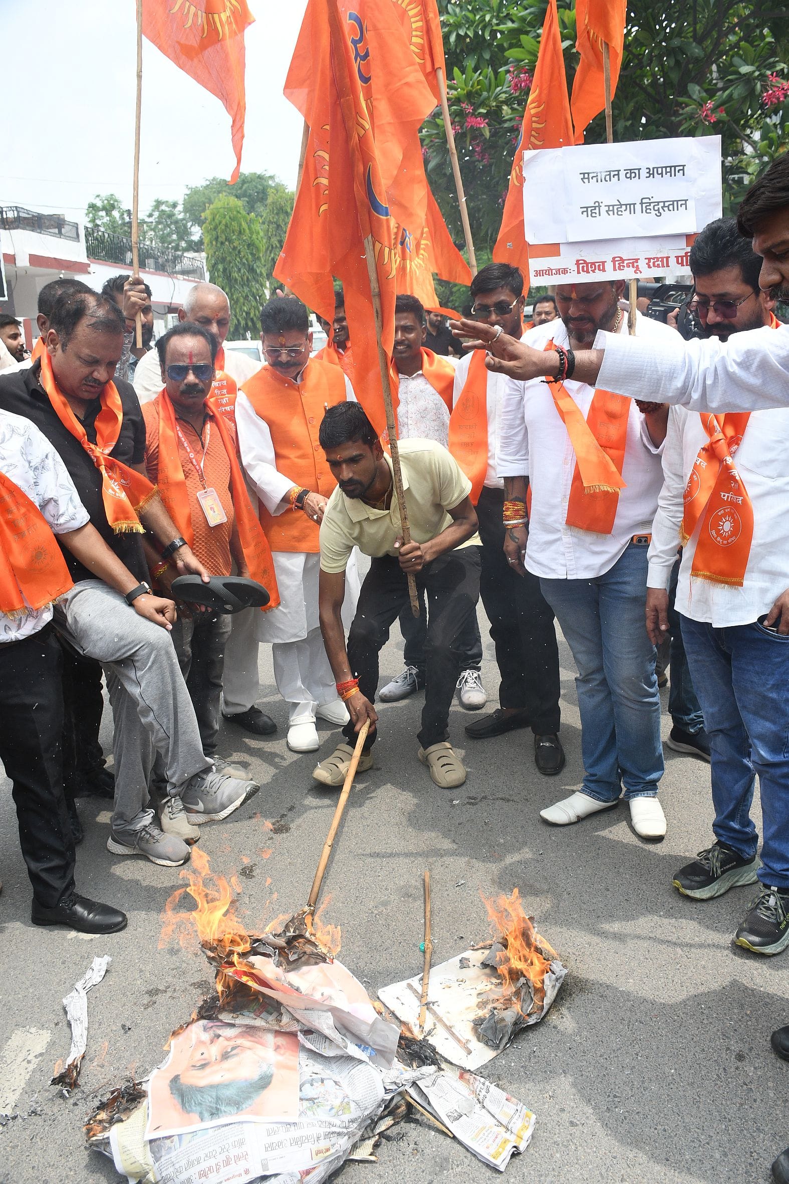 प्रदर्शन करते विश्व हिंदू रक्षा परिषद के सदस्य। प्रदर्शन करते विश्व हिंदू रक्षा परिषद के सदस्य।