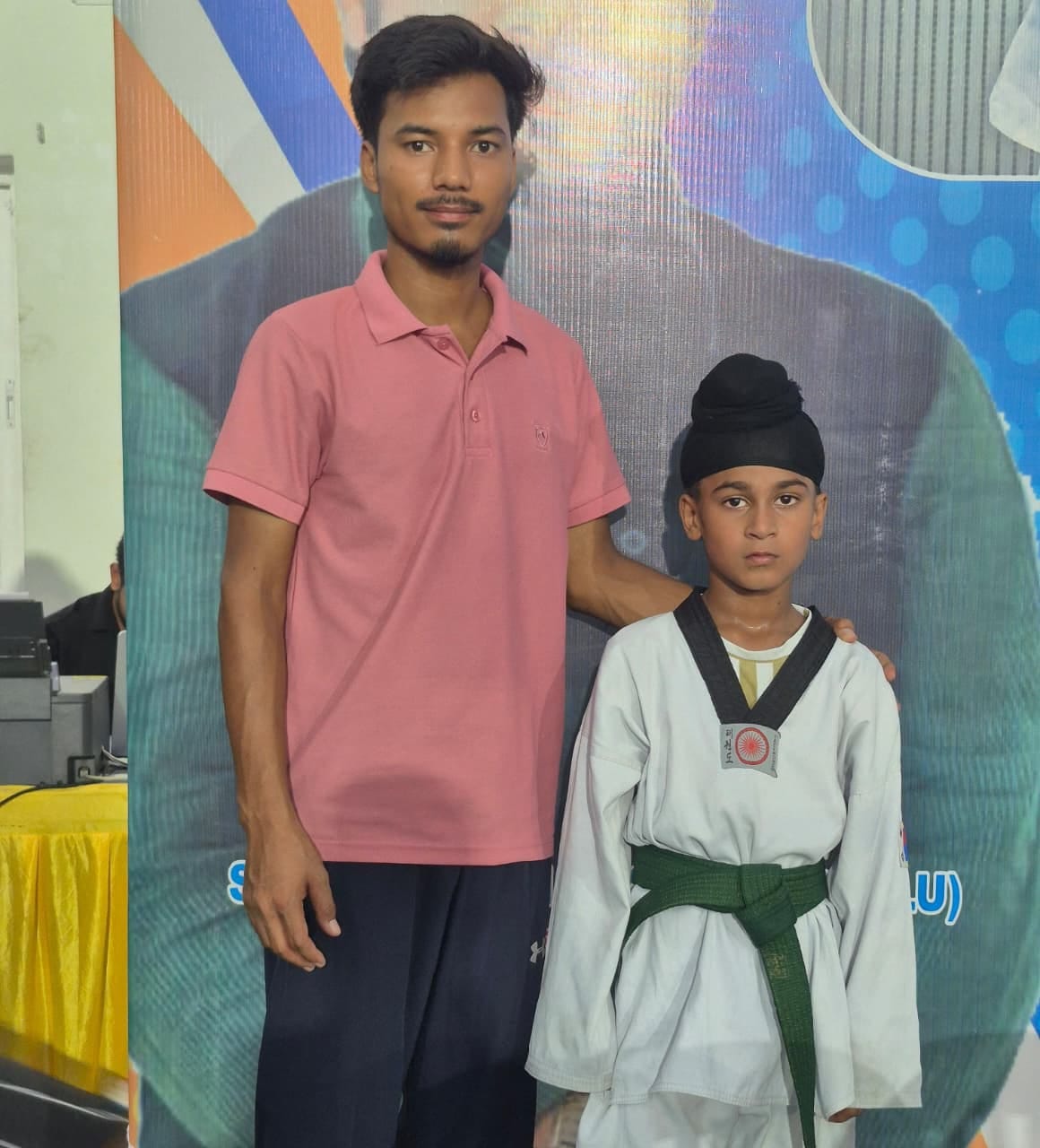 पदक के साथ मौजूद मेधावी। स्रोत विद्यालय प्रशासन पदक के साथ मौजूद मेधावी। स्रोत विद्यालय प्रशासन