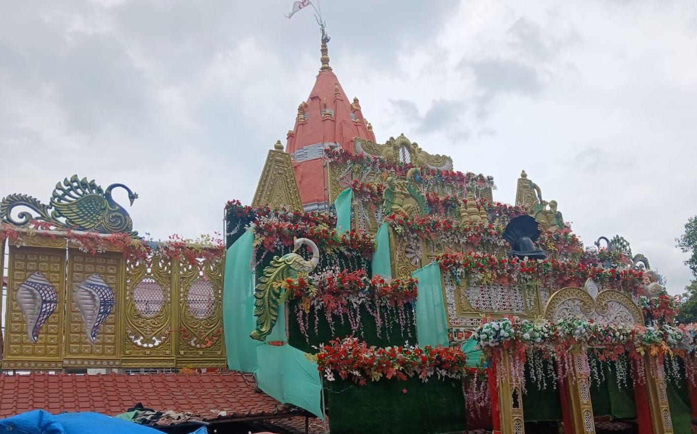 पृथ्वीनाथ मंदिर में स्थापित शिवलिंग व दुखहरणनाथ मंदिर में की गई सजावट। संवाद