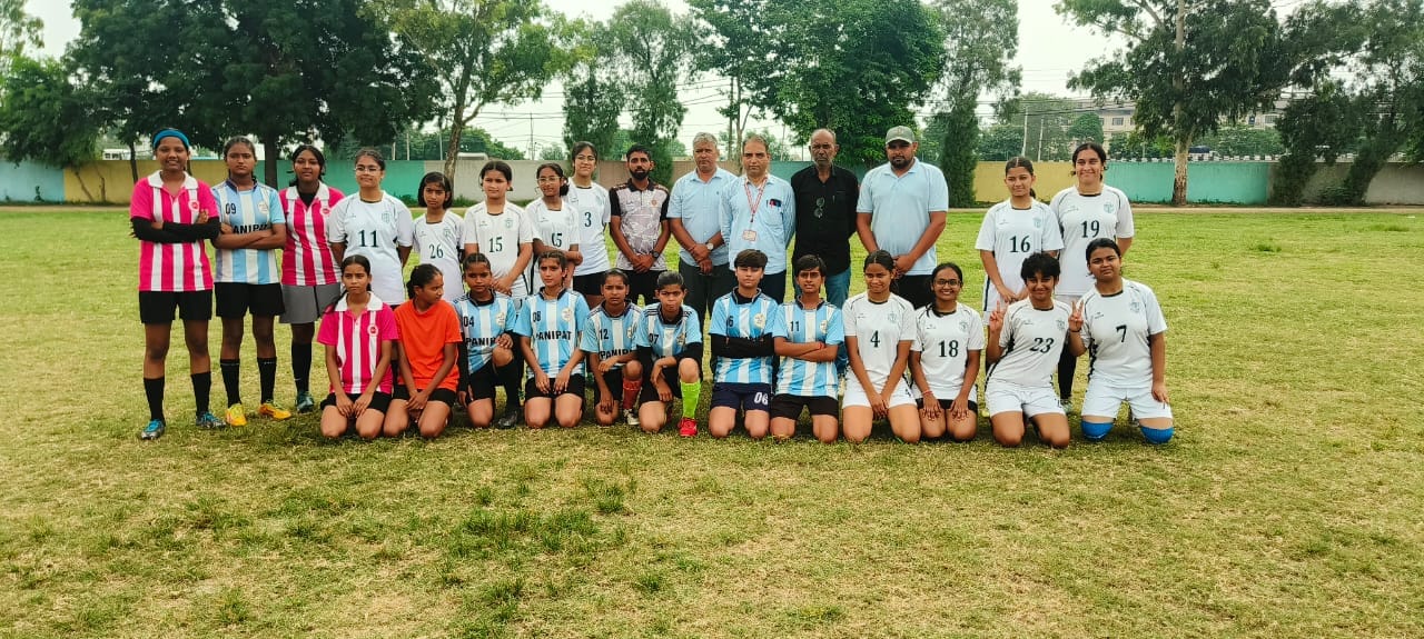 राजकीय स्कूल सिवाह में जिला स्तरीय फुटबॉल की विजेता टीम, साथ में खेल अधिकारी। राजकीय स्कूल सिवाह में जिला स्तरीय फुटबॉल की विजेता टीम, साथ में खेल अधिकारी।