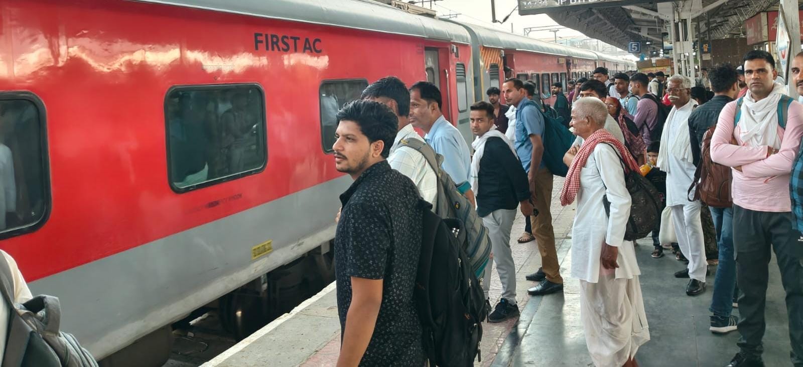 रेलवे स्टेशन पर ट्रेन पकड़ने के लिए खड़े यात्री। संवाद रेलवे स्टेशन पर ट्रेन पकड़ने के लिए खड़े यात्री। संवाद