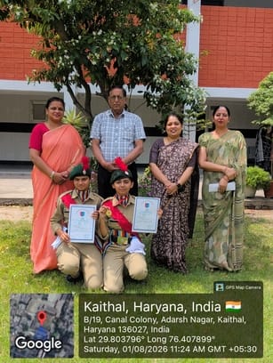 रिपब्लिक डे कैंप की सिंगिंग टीम में चयनित दो एनसीसी कैडेट्स व स्टाफ। विज्ञप्ति