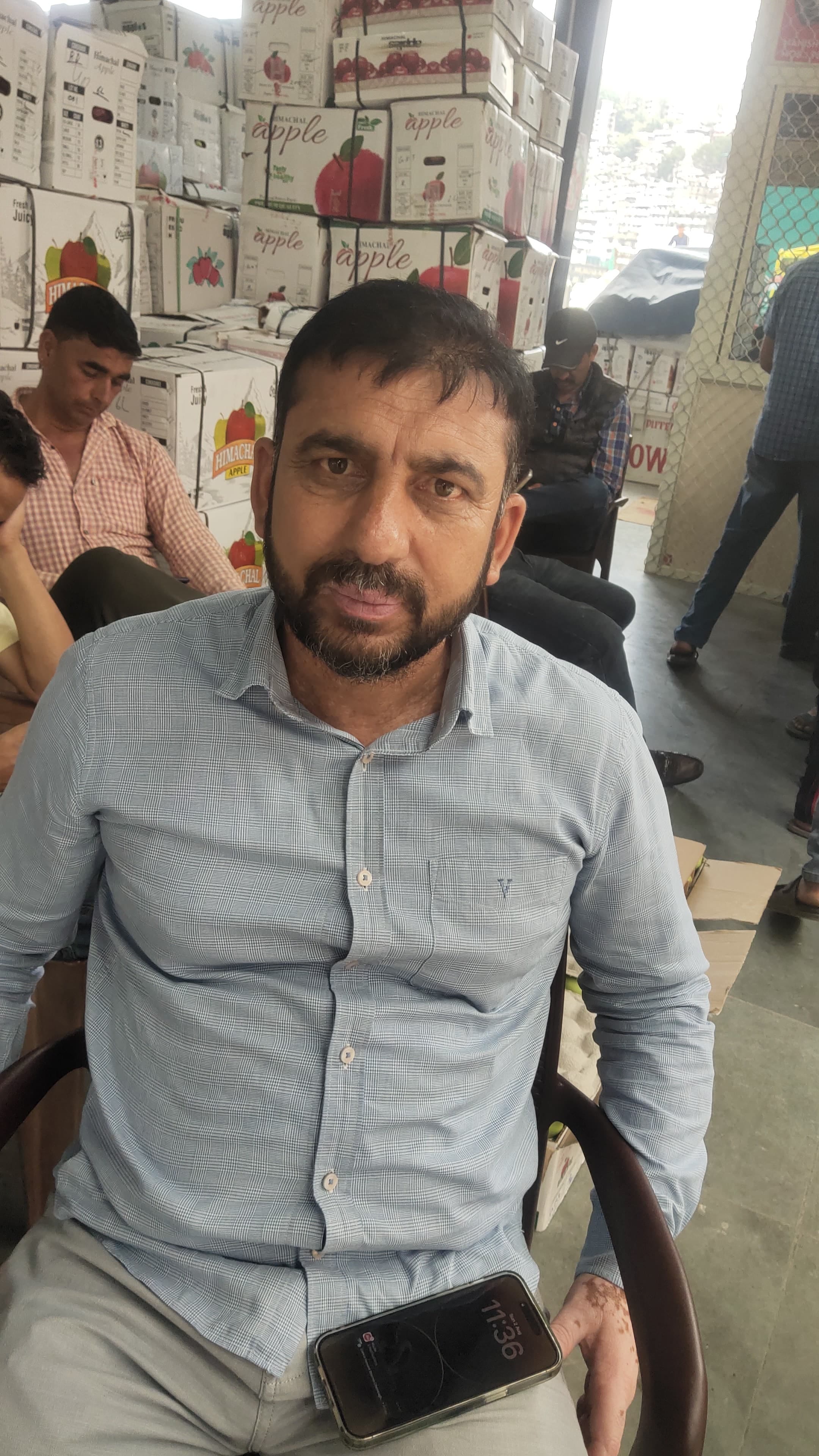 सेब मंडी में बाहरी राज्यों के लिए सेब की लोडिंग करते हुए। संवाद