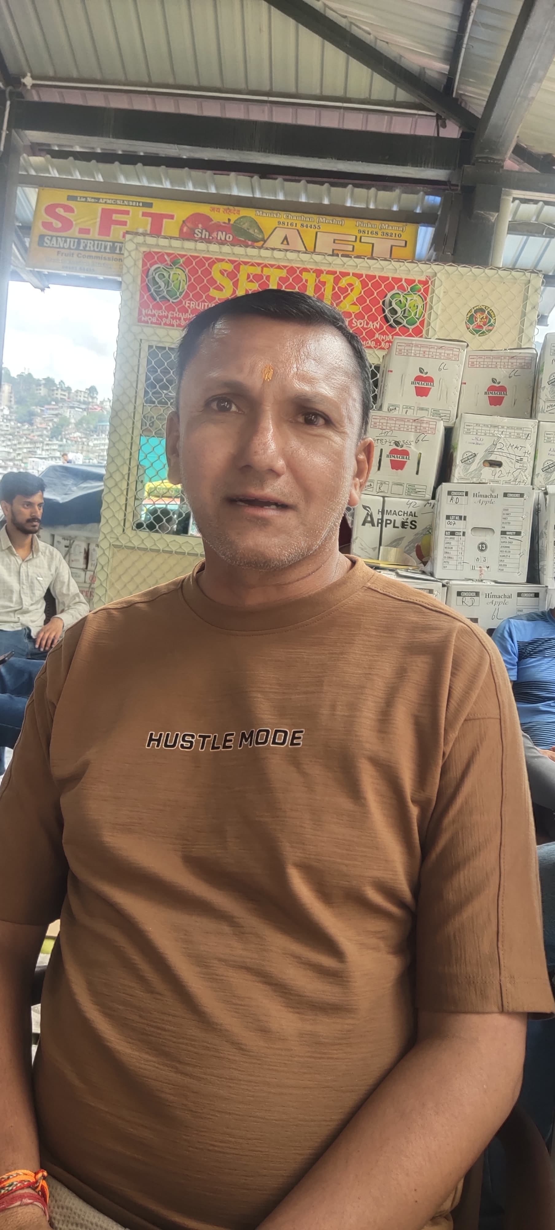 सेब मंडी में बाहरी राज्यों के लिए सेब की लोडिंग करते हुए। संवाद