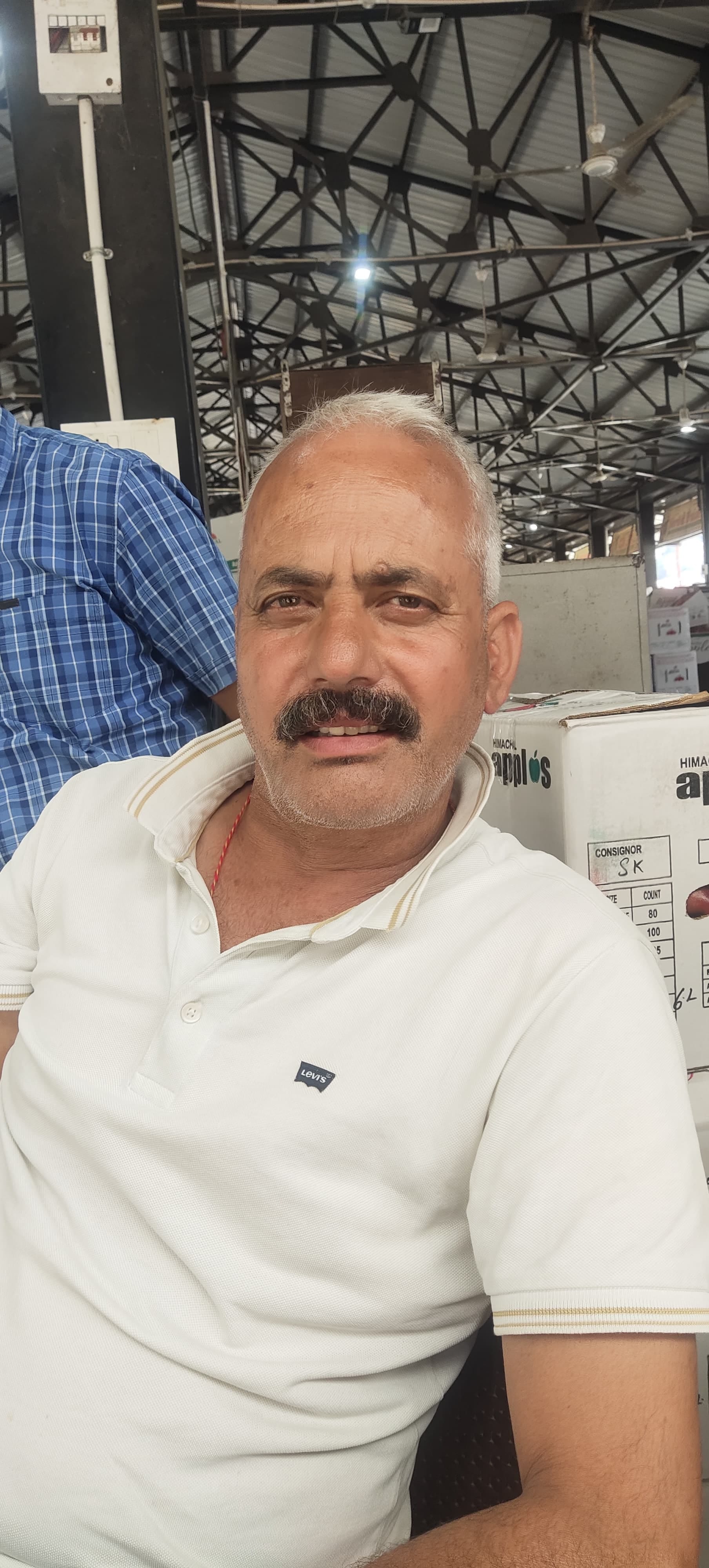 सेब मंडी में बाहरी राज्यों के लिए सेब की लोडिंग करते हुए। संवाद