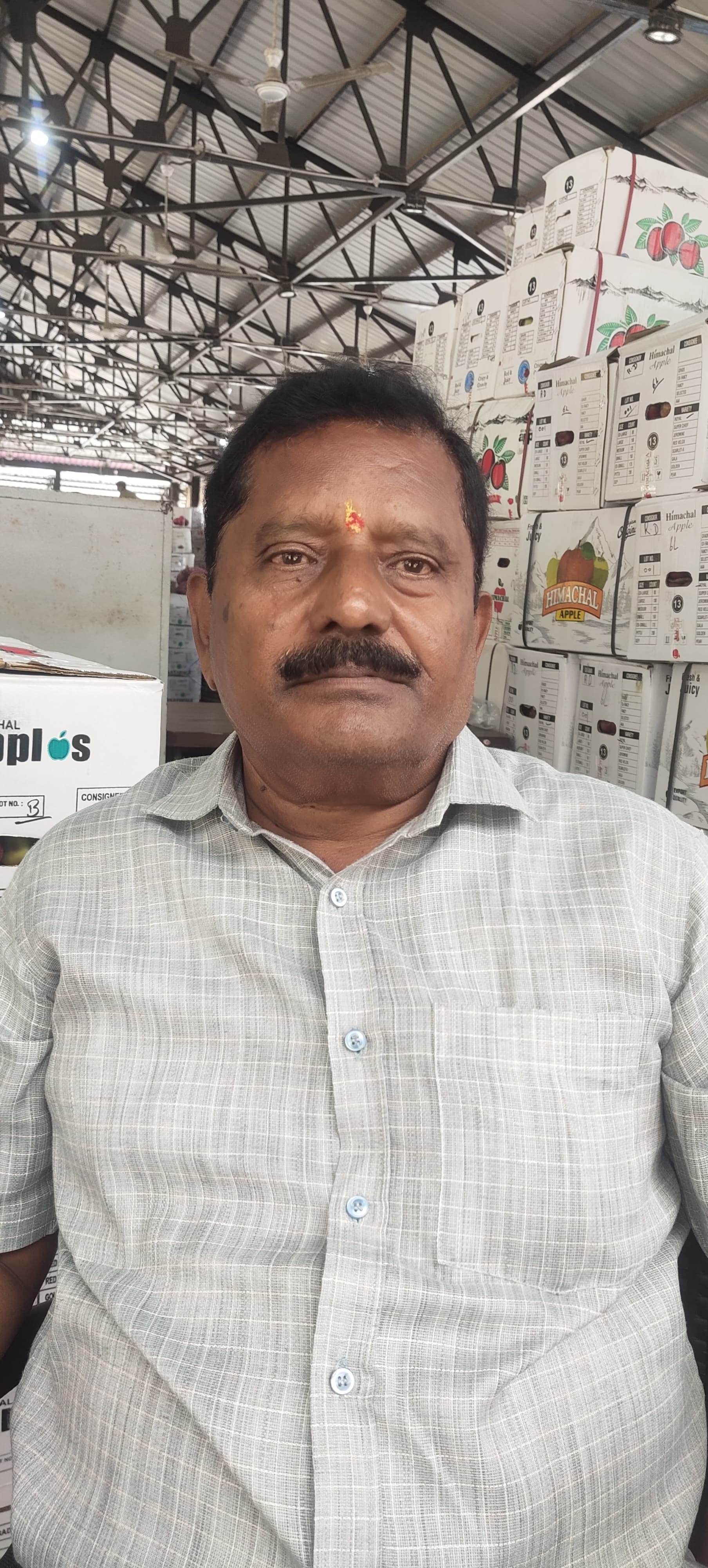 सेब मंडी में बाहरी राज्यों के लिए सेब की लोडिंग करते हुए। संवाद