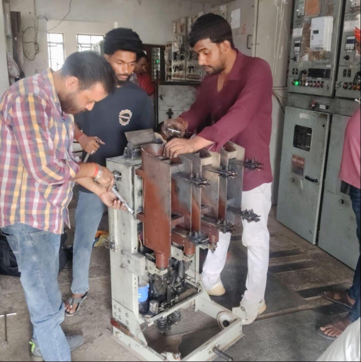 सब स्टेशन परसपुर में जले वैक्यूम सर्किट की जांच करती टीम व कटरा बाजार उपकेंद्र में ट्रांसफार्मर सब स्टेशन परसपुर में जले वैक्यूम सर्किट की जांच करती टीम व कटरा बाजार उपकेंद्र में ट्रांसफार्मर