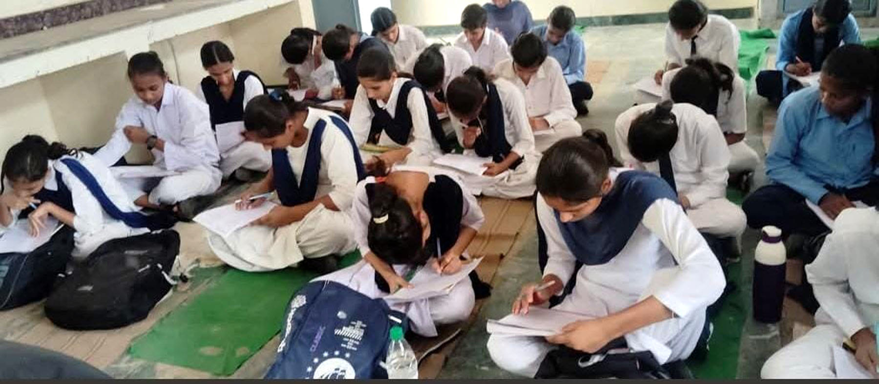 स्कूल में बैंच डेस्कों की मांग को लेकर कलायत नगर में हस्ताक्षर अभियान चलाती छात्राएं। संवाद स्कूल में बैंच डेस्कों की मांग को लेकर कलायत नगर में हस्ताक्षर अभियान चलाती छात्राएं। संवाद