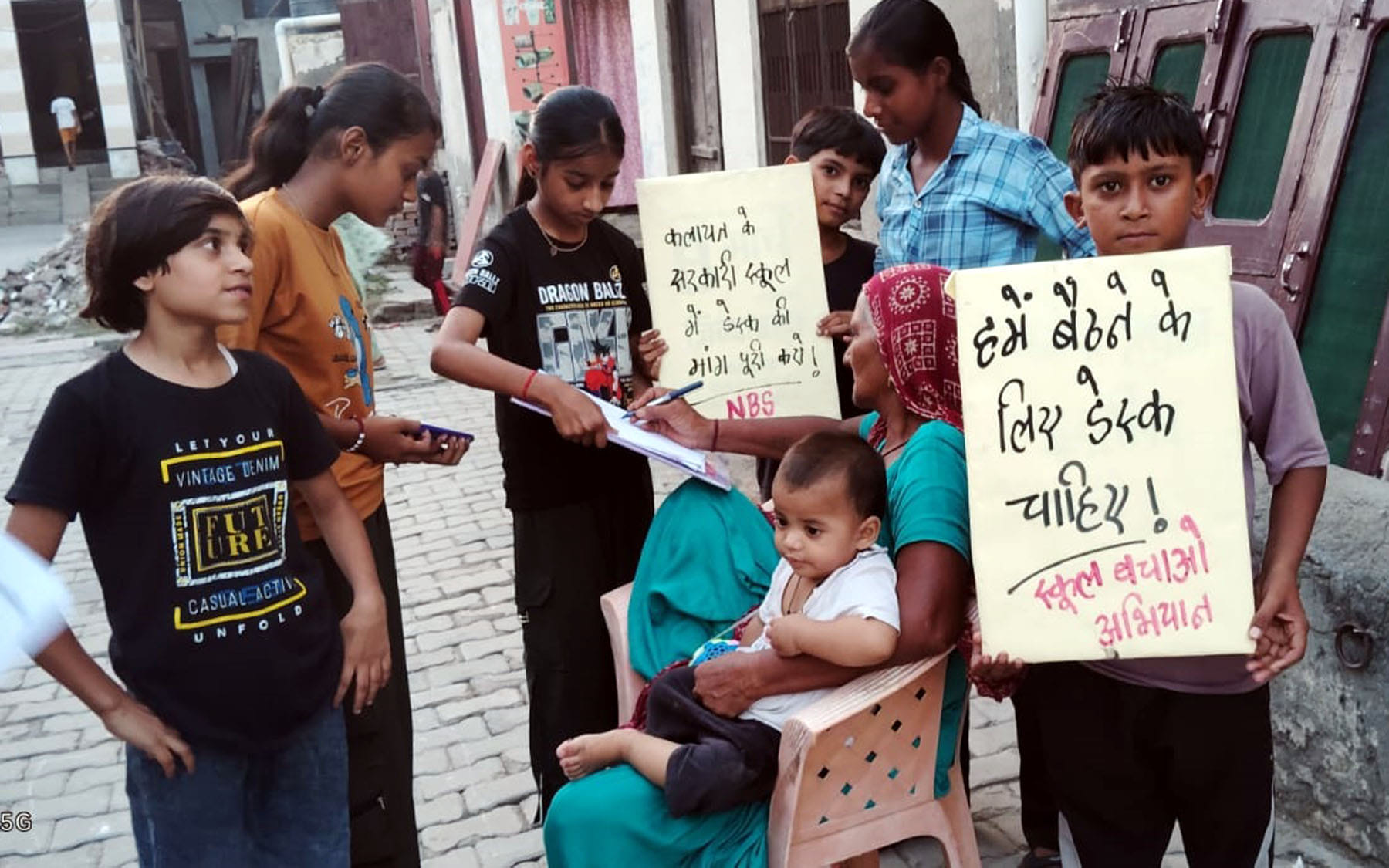 स्कूल में बैंच डेस्कों की मांग को लेकर कलायत नगर में हस्ताक्षर अभियान चलाती छात्राएं। संवाद स्कूल में बैंच डेस्कों की मांग को लेकर कलायत नगर में हस्ताक्षर अभियान चलाती छात्राएं। संवाद