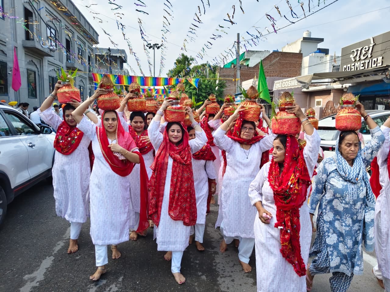 शिव महापुराण के शुभारंभ पर कलश यात्रा में कलश धारण कर जाती महिलाएं। संवाद शिव महापुराण के शुभारंभ पर कलश यात्रा में कलश धारण कर जाती महिलाएं। संवाद