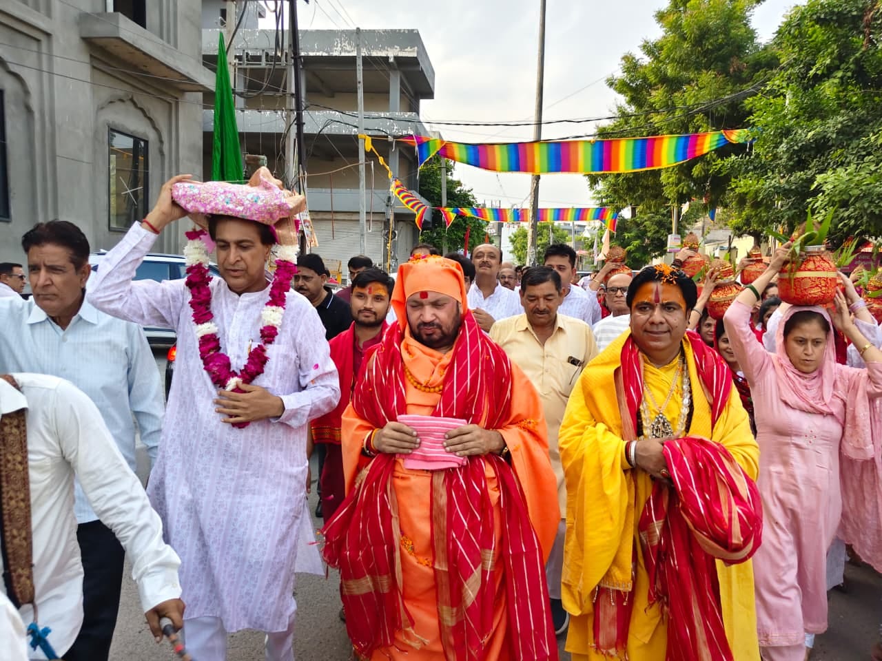 शिव महापुराण के शुभारंभ पर कलश यात्रा में कलश धारण कर जाती महिलाएं। संवाद शिव महापुराण के शुभारंभ पर कलश यात्रा में कलश धारण कर जाती महिलाएं। संवाद