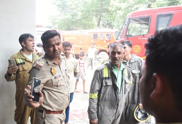 दुबग्गा में इमारत के बेसमेंट में चल रहे गोदाम में शनिवार दोपहर भीषण आग लग गई। दुबग्गा में इमारत के बेसमेंट में चल रहे गोदाम में शनिवार दोपहर भीषण आग लग गई।