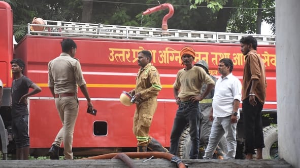 दुबग्गा में इमारत के बेसमेंट में चल रहे गोदाम में शनिवार दोपहर भीषण आग लग गई। दुबग्गा में इमारत के बेसमेंट में चल रहे गोदाम में शनिवार दोपहर भीषण आग लग गई।