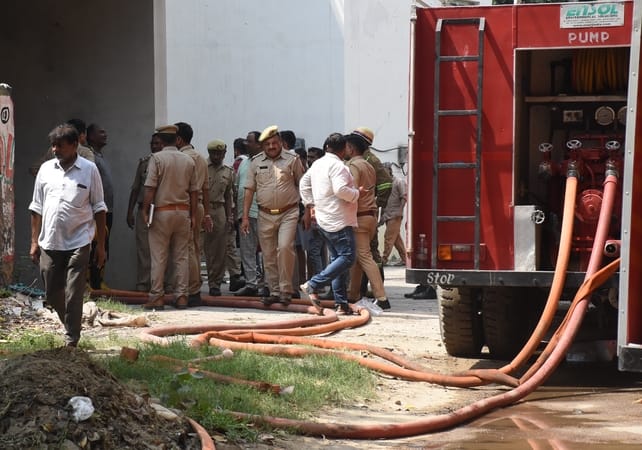 दुबग्गा में इमारत के बेसमेंट में चल रहे गोदाम में शनिवार दोपहर भीषण आग लग गई। दुबग्गा में इमारत के बेसमेंट में चल रहे गोदाम में शनिवार दोपहर भीषण आग लग गई।